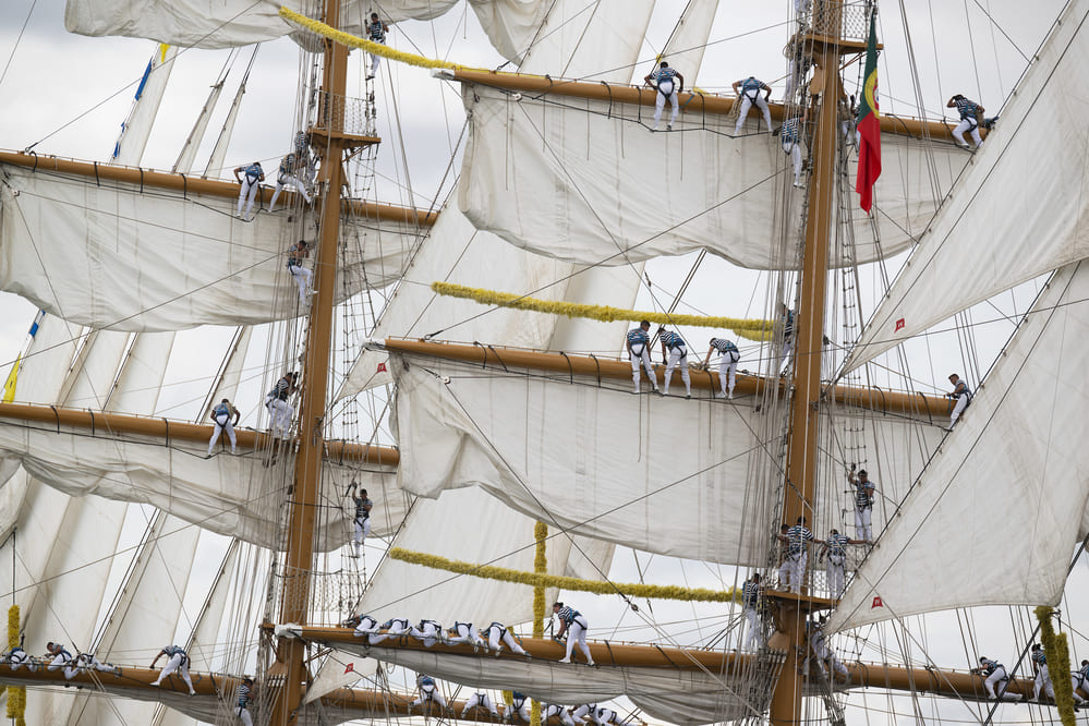 Desfile náutico e largada dos navios no Terreiro do Paço rumo à Baía de Cascais