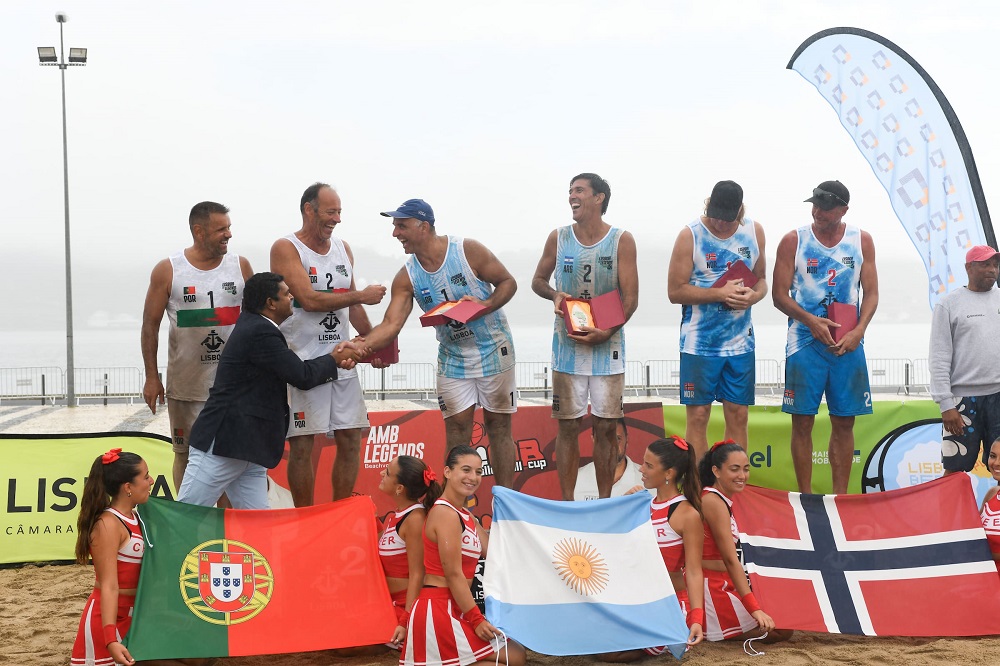 Ângelo Pereira, vereador do Desporto, entrega a medalha de ouro aos jogadores argentinos, vencedores do torneio