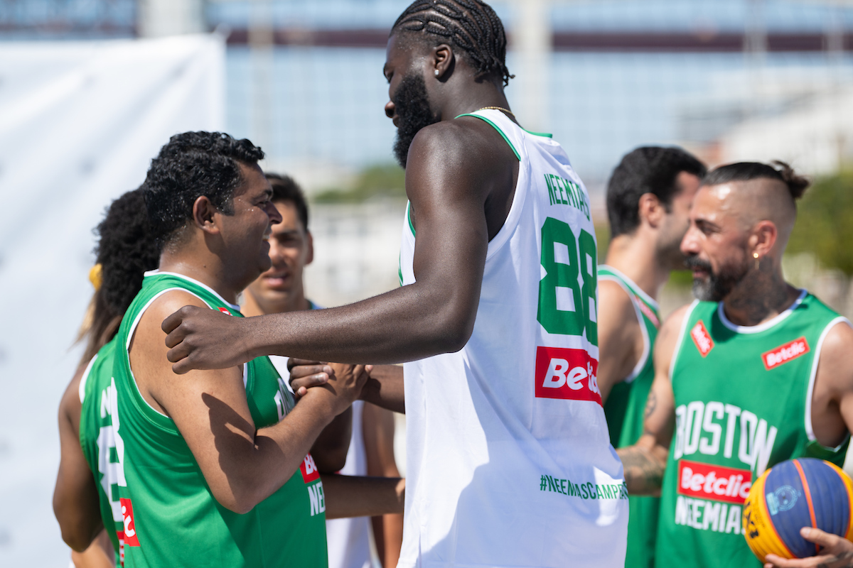 Ângelo Pereira, vereador do Desporto, e Neemias Queta, durante o jogo de basquetebol em sua homenagem 