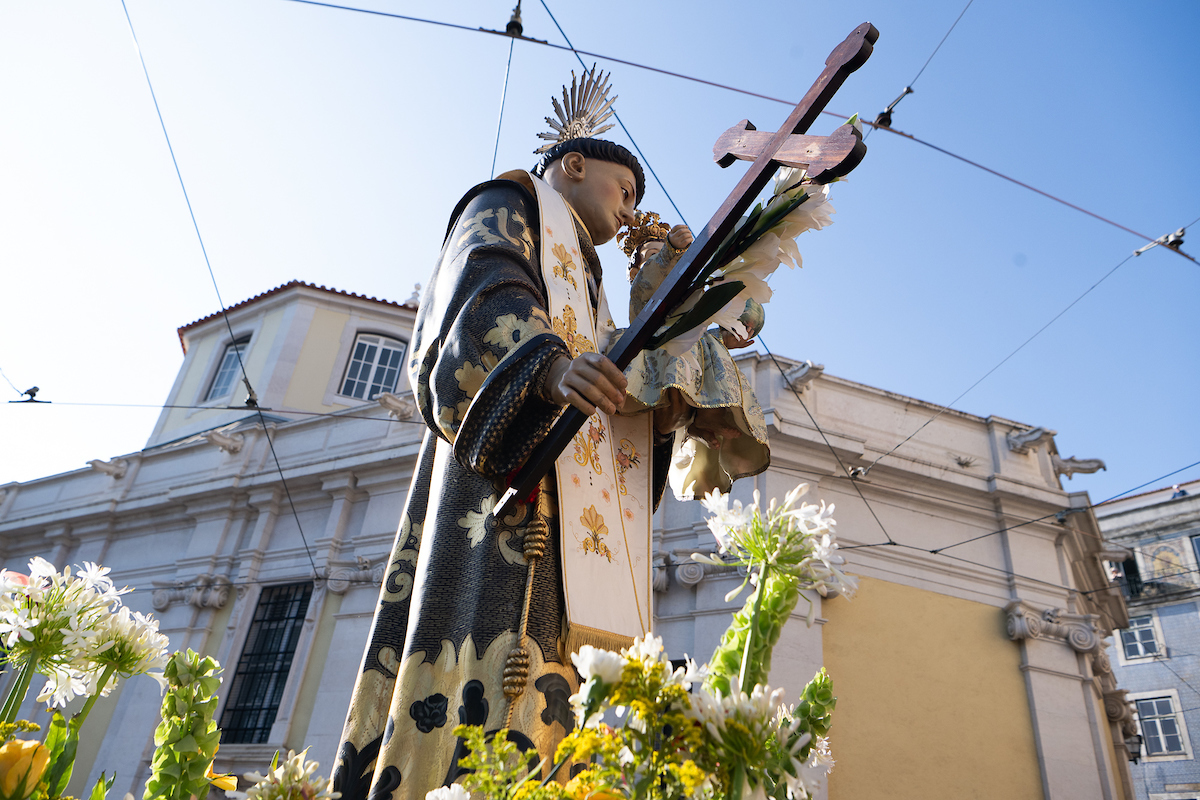 Procissão de Santo António volta a reunir fiéis nas ruas de Alfama