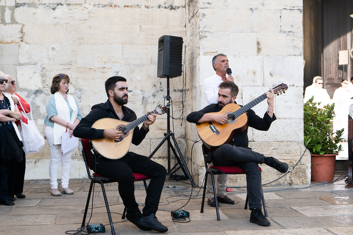 Após a benção houve um musical com fado interpretado por José Quaresma, acompanhado à guitarra portuguesa e viola, nas escadarias da Sé