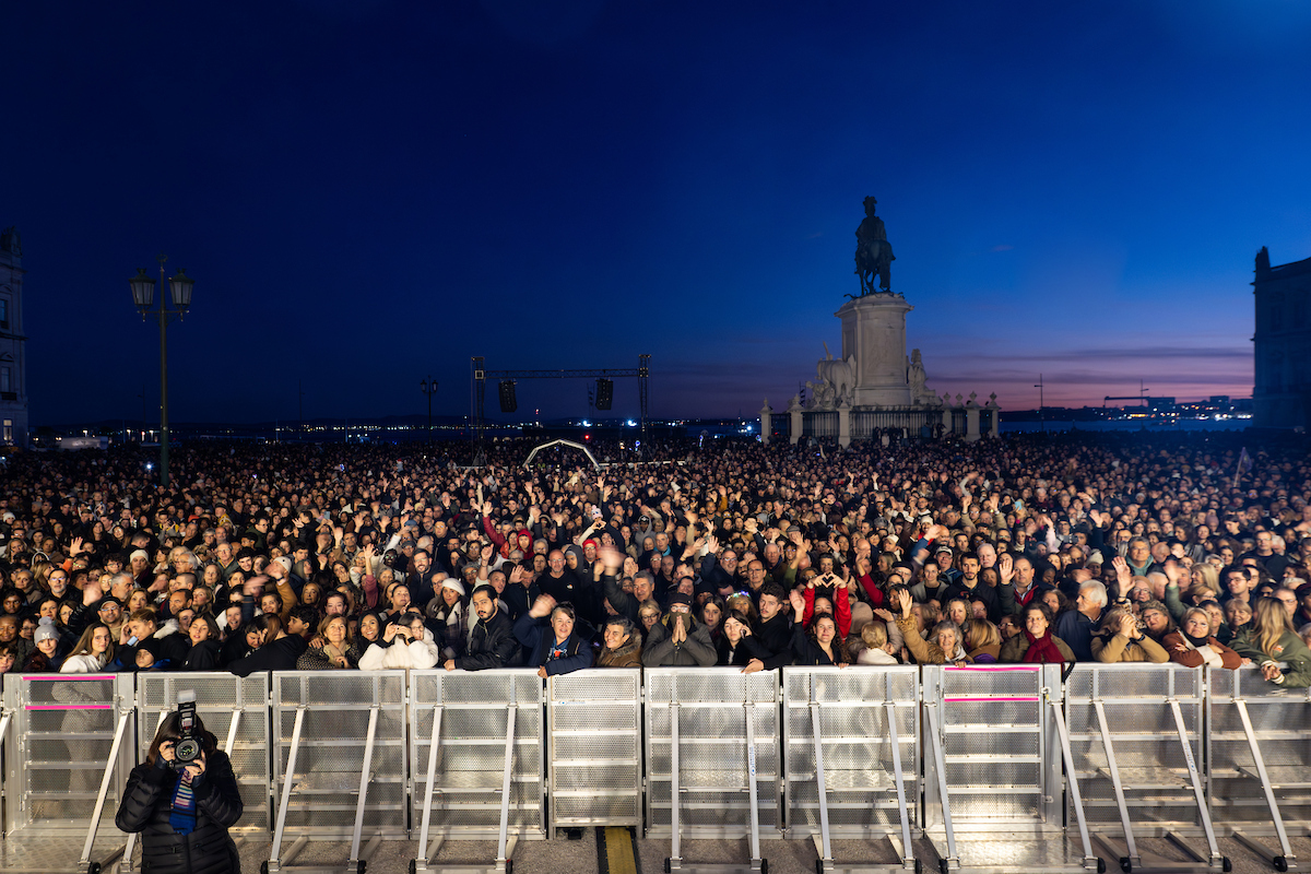  milhares de pessoas assistiram ao espetáculo no Terreiro do Paço
