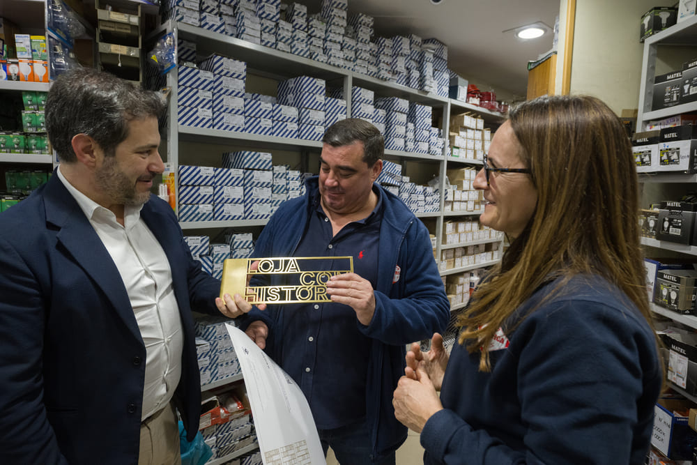 Diogo Moura na entrega do diploma de reconhecimento de "Loja com História" ao proprietário da Silétrica
