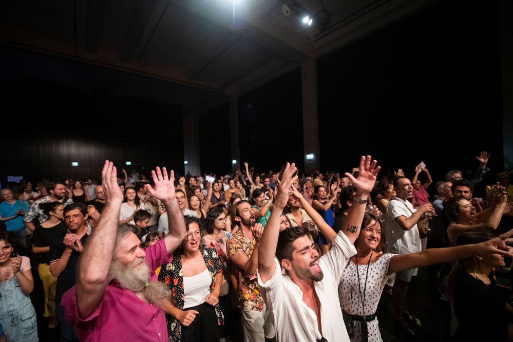 Os Real Combo Lisbonense recuperam a tradição das orquestras e conjuntos de baile dos anos 1950 e 1960