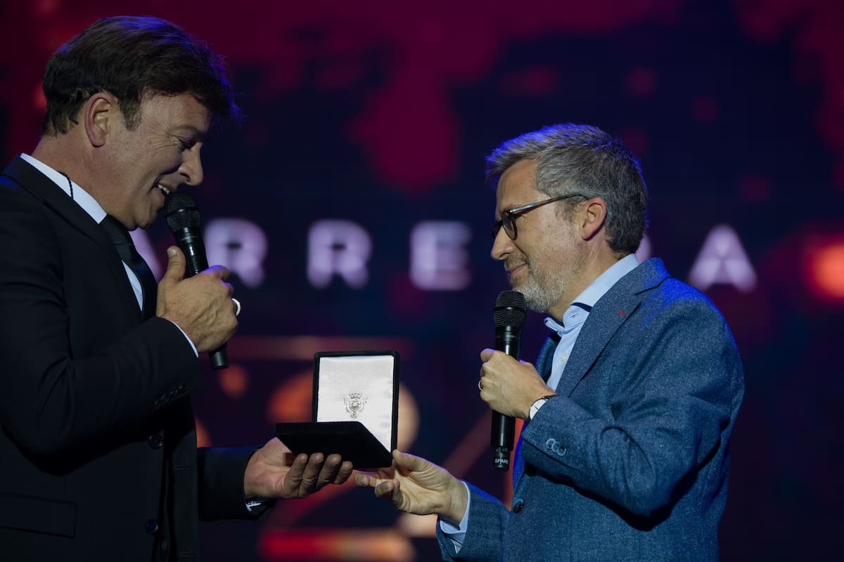 Tony Carreira homenageado com medalha municipal de Mérito Cultural