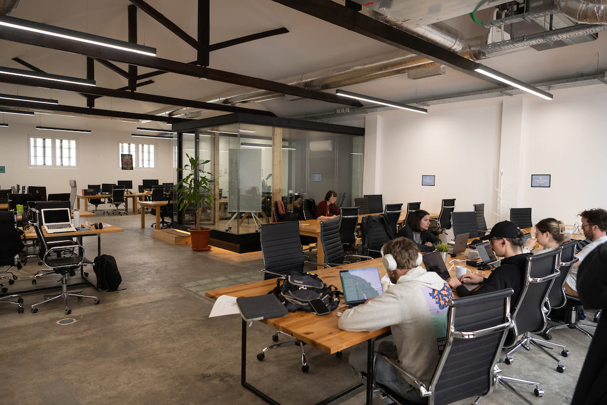 Web 3 Hub é um conjunto de três edifícios de coworking e espaços de escritório
