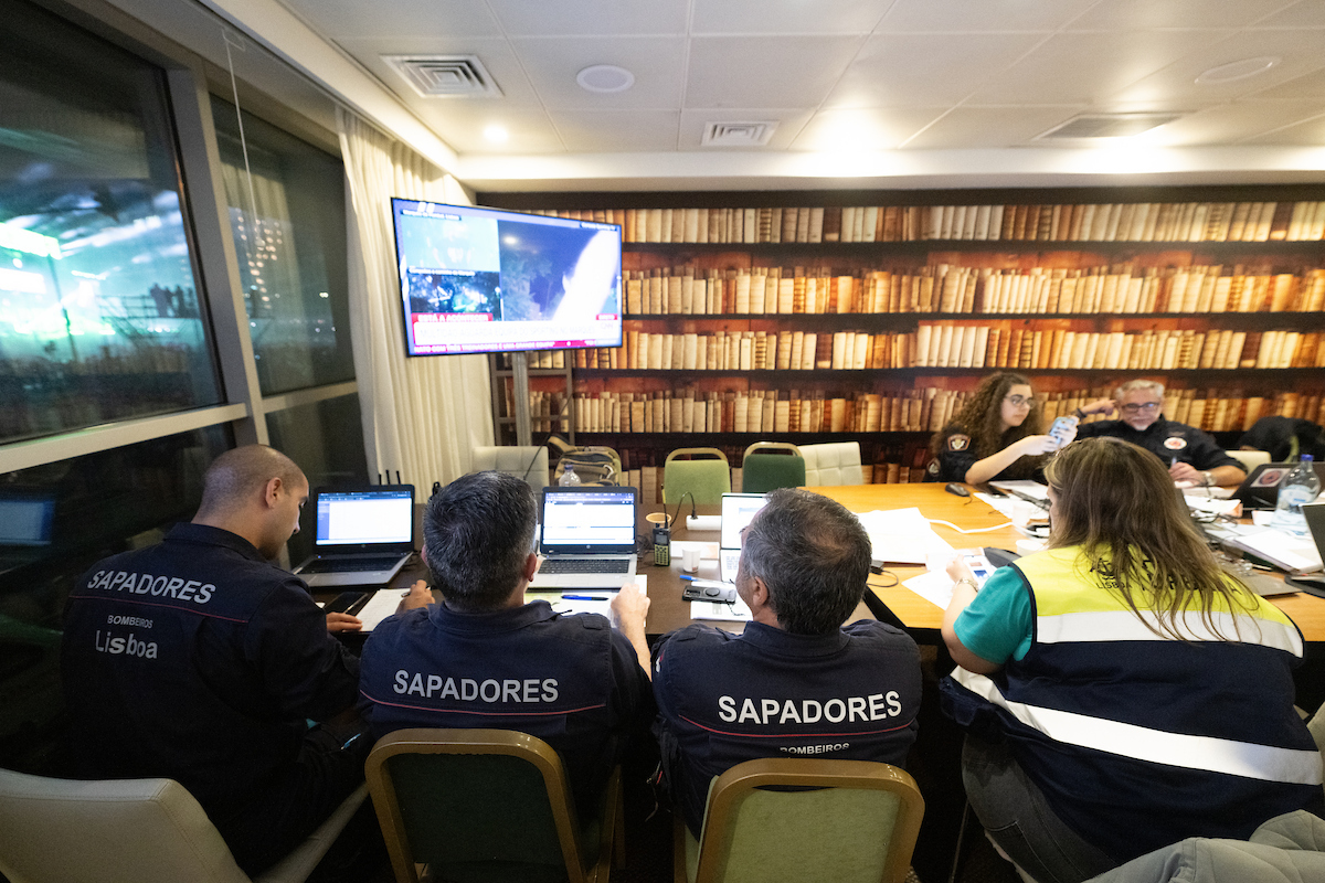 Ao longo da noite, estiveram igualmente de prevenção as equipas do Regimento de Sapadores Bombeiros, Polícia Municipal e Proteção Civil Municipal, a garantir a segurança e o acompanhamento do evento