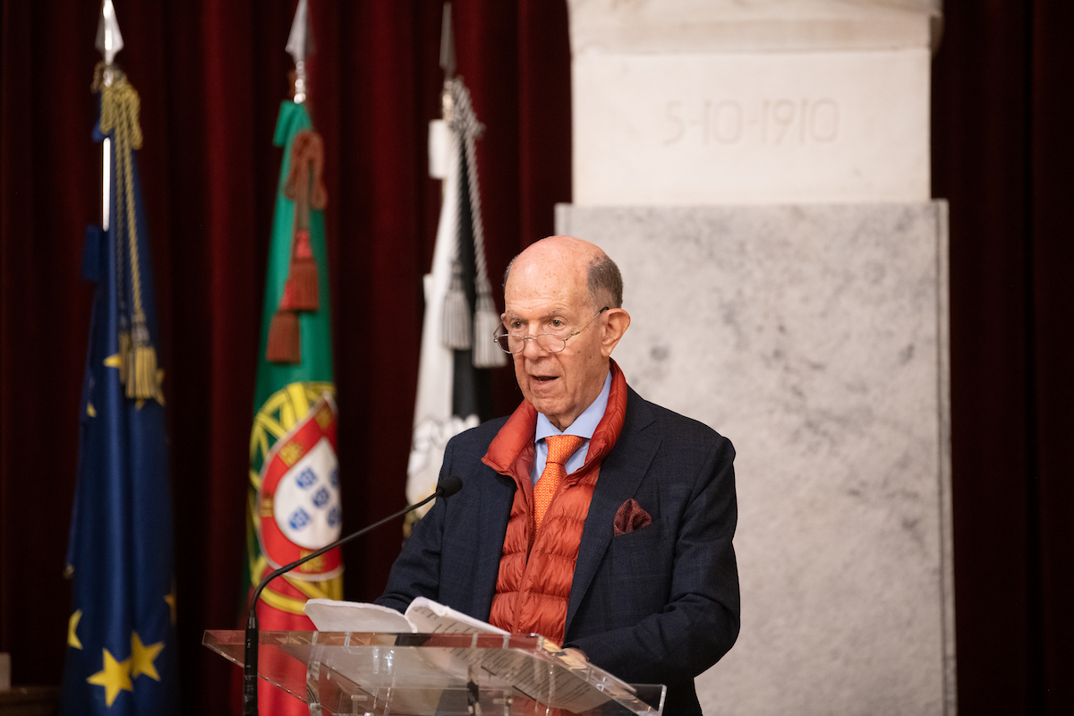A entrega da Medalha de Mérito Cultural celebra o legado de Dennis Redmont, como figura do jornalismo 