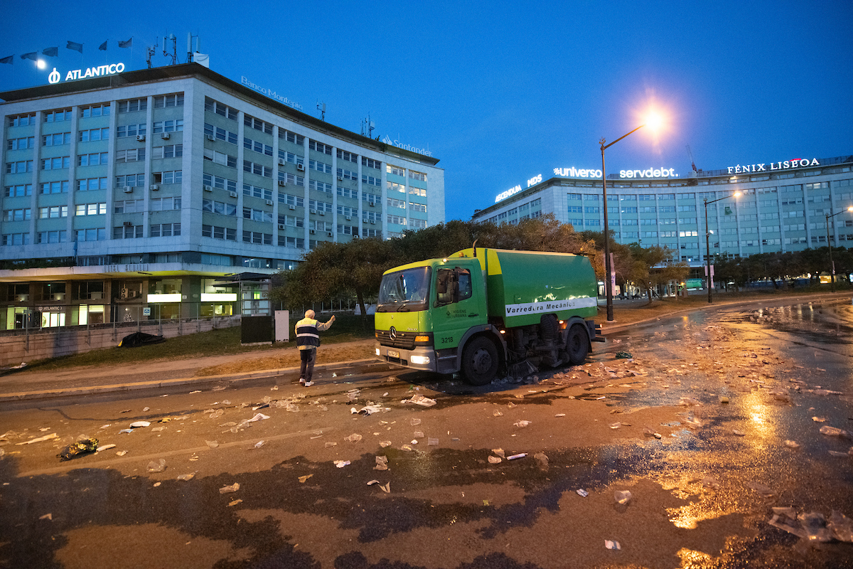 Mais de 200 trabalhadores e 40 viaturas de varredura e recolha asseguraram a limpeza integral do Marquês, da envolvente ao estádio José Alvalade e ao longo de todo o percurso