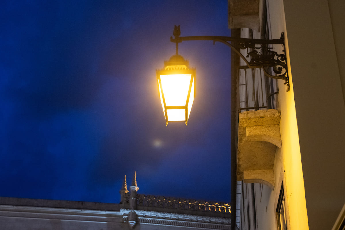 Pouco antes da meia noite de ontem, 28 de abril, a iluminação pública encontrava-se ligada em quase toda a cidade de Lisboa