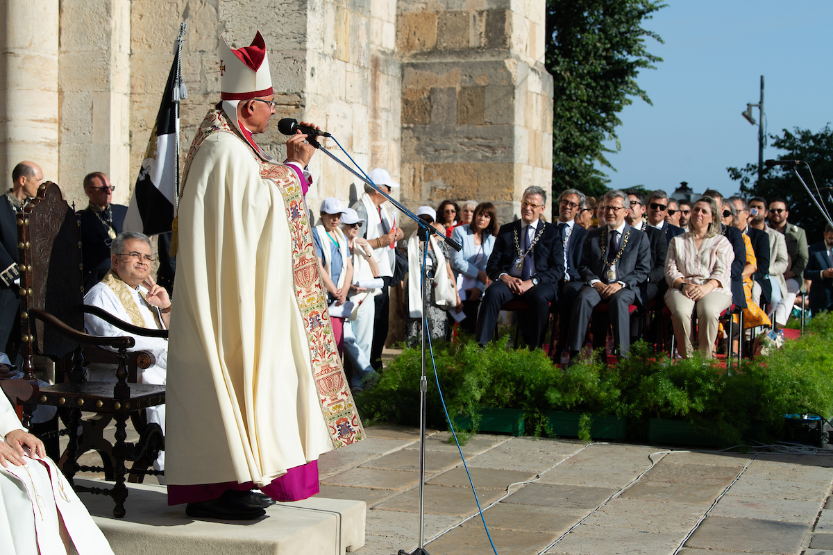 A procissão foi conduzida pelo Patriarca de Lisboa, Rui Valério
