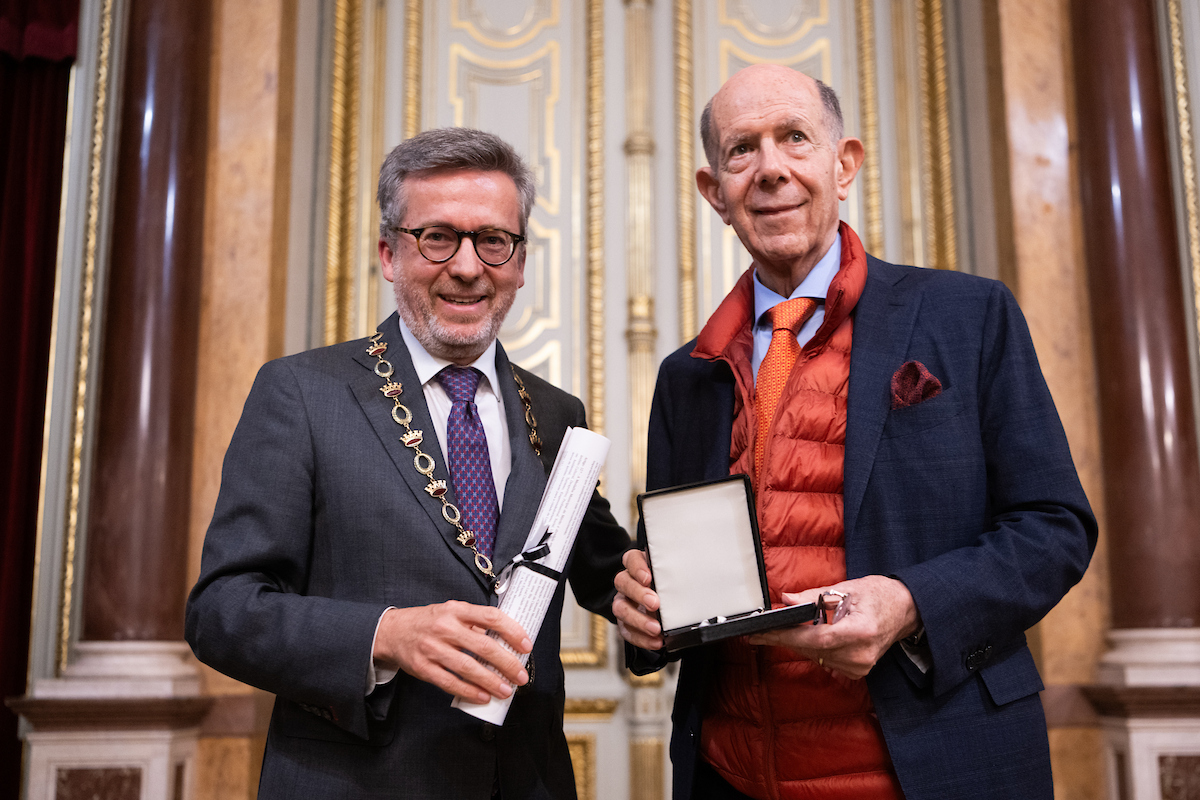 Dennis Redmont distinguido com a Medalha de Mérito Cultural
