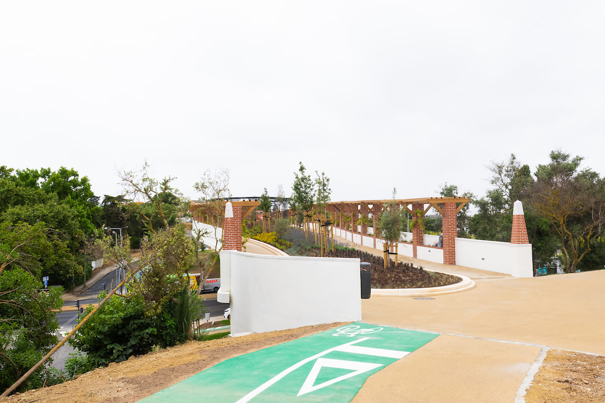 Além da ponte foram reabilitados 525 metros de ciclovia e construídos 215 metros de circuitos pedonais