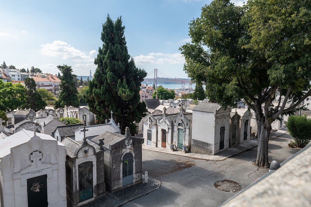 Extended opening hours at cemeteries on All Saints' Day and All Saints' Day