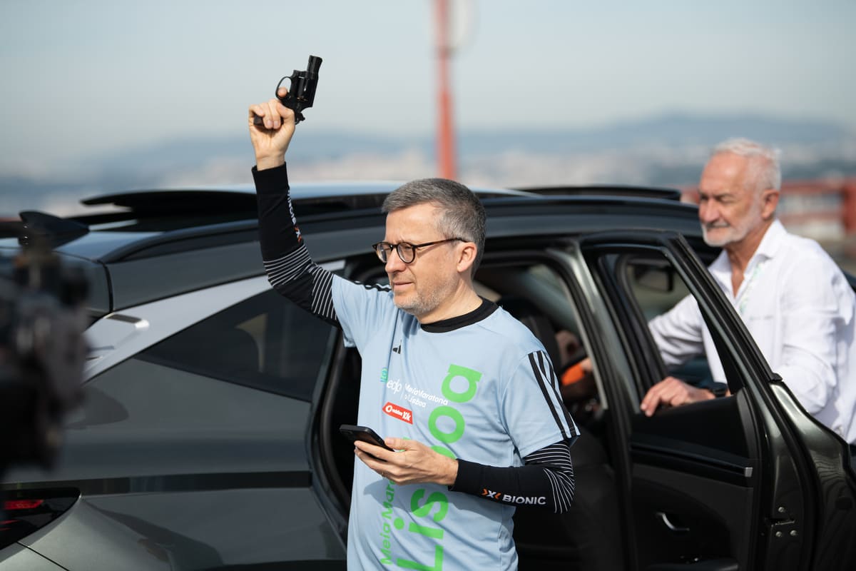 Carlos Moedas, presidente da Câmara de Lisboa, dá o tiro de partida da Meia Maratona de Lisboa 2024 