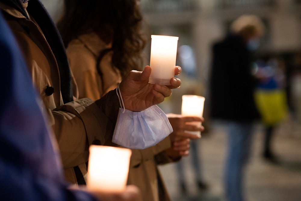 Centenas de pessoas juntaram-se frente aos Paços do Concelho para manifestar solidariedade ao povo Ucraniano