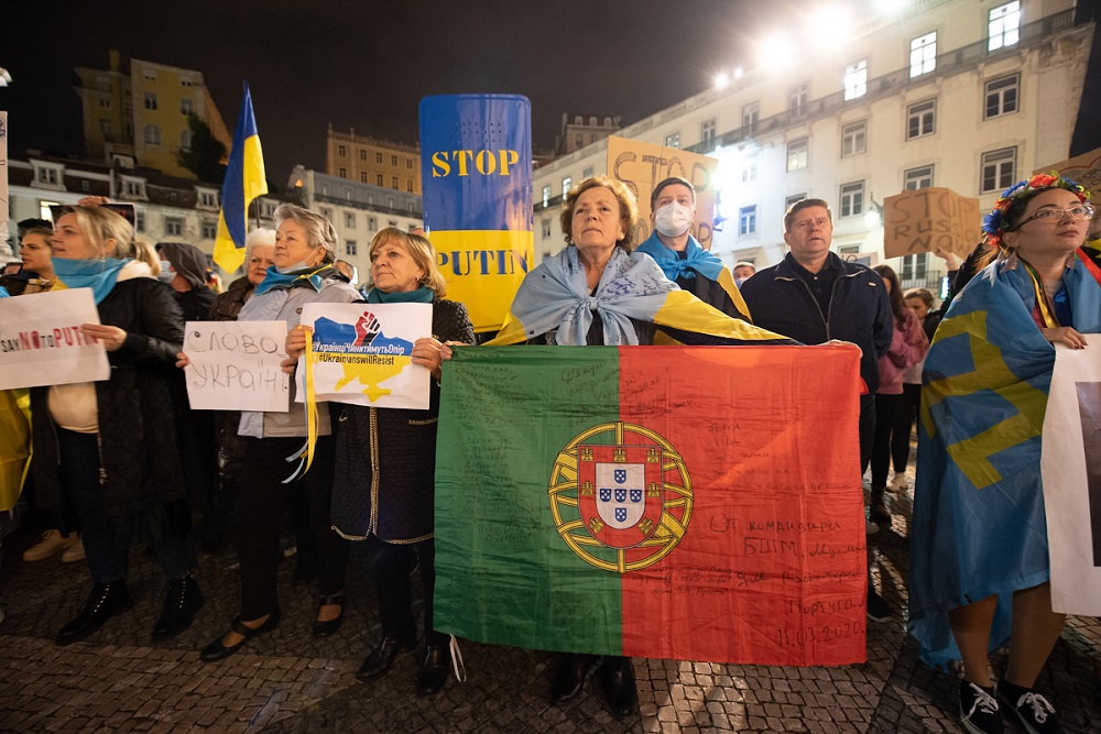 Centenas de pessoas juntaram-se frente aos Paços do Concelho para manifestar solidariedade ao povo Ucraniano