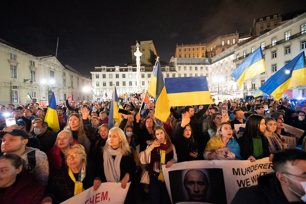 Centenas de pessoas juntaram-se frente aos Paços do Concelho para manifestar solidariedade ao povo Ucraniano