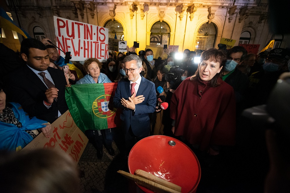 Carlos Moedas, presidente da Câmara de Lisboa e Inna Ohnivets, embaixadora da Ucrânia, na manifestação de centenas de pessoas contra a invasão da Ucrânia