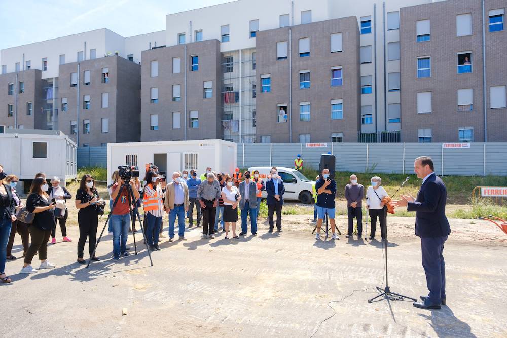 A empreitada inclui a substituição das casas de alvenaria, nova escola, igreja, e uma praça que irá dar uma nova centralidade ao bairro de Benfica