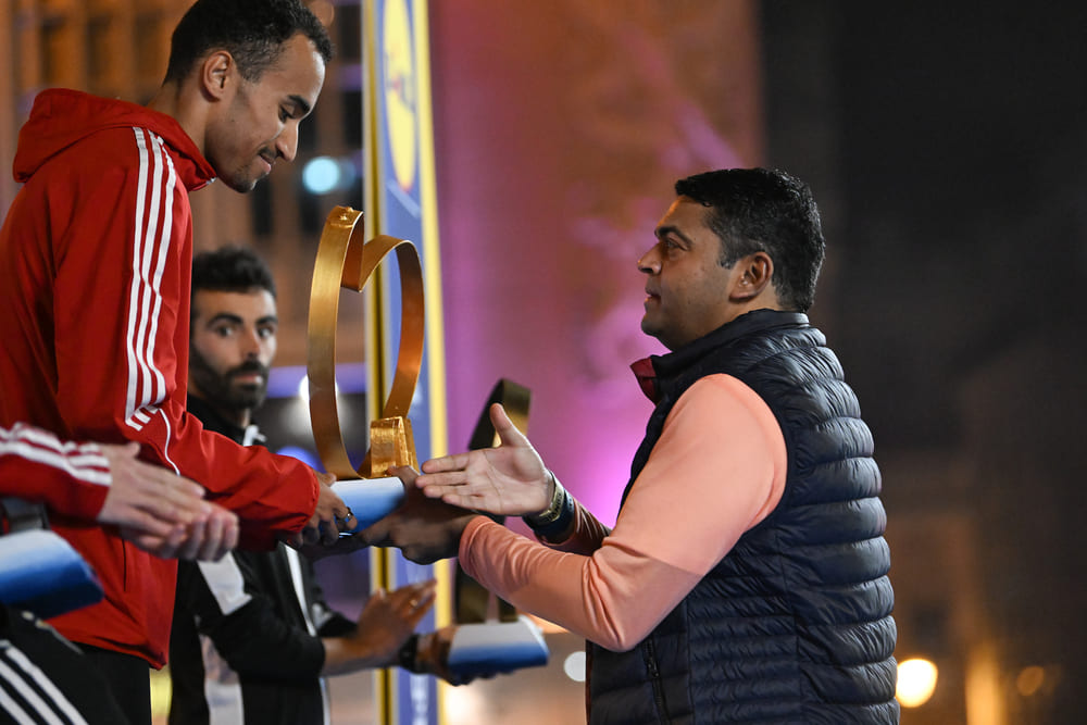 Ângelo Pereira, vereador do Desporto, entregou a medalha ao vencedor da prova, Isaac Nader 