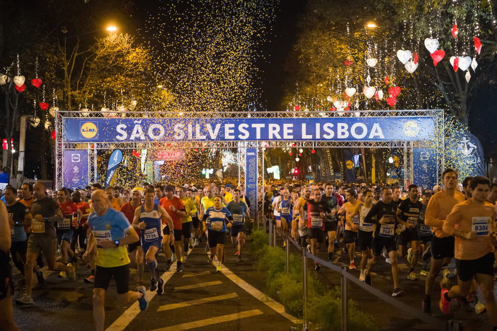 Doze mil pessoas correm em mais uma São Sivestre em Lisboa - Avenida da Liberdade