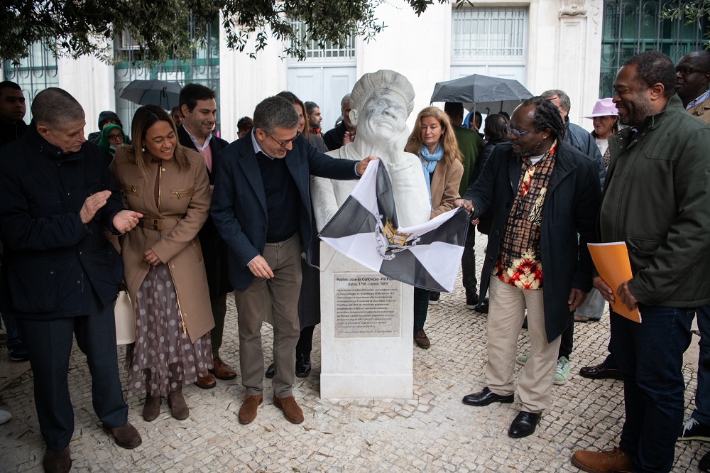 Inauguração da estátua em homenagem a Pai Paulino - Carlos Moedas, presidente da CML e o escultor moçambicano Frank Ntaluma