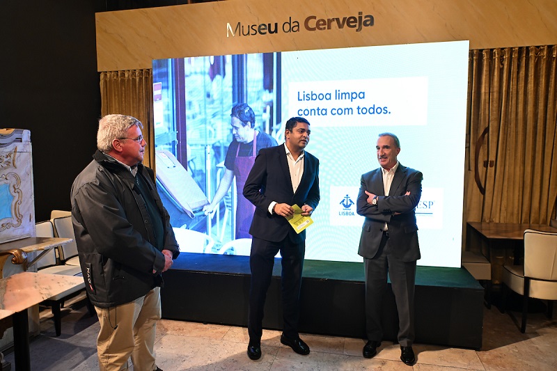 Apresentação da campanha “Lisboa Limpa Conta Com Todos” - Fernando Moutinho, Diretor da Higiene Urbana da CML, Ângelo Pereira, vereador, e Carlos Moura, presidente da AHRESP