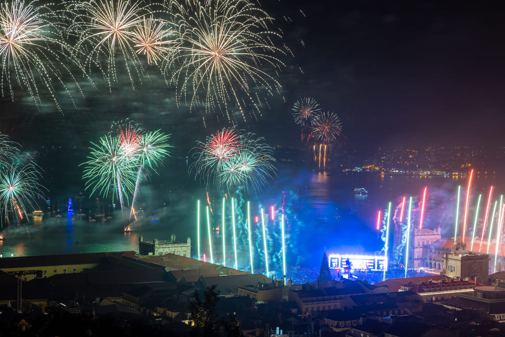 Um espetáculo de 13 minutos de fogo de artifício deu as boas vindas ao novo ano em Lisboa