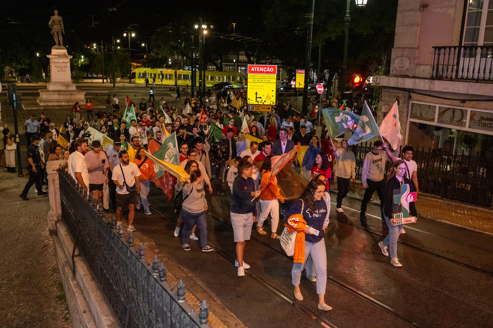 Os jovens levaram em mãos e em peregrinação os símbolos da JMJ, do Cais do Sodré até à Praça Luís de Camões