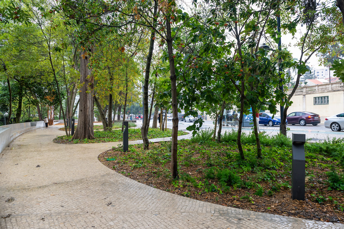 Câmara de Lisboa e Fundação Gulbenkian asseguram manutenção conjunta dos espaços verdes junto ao muro da Fundação, na Rua Marquês de Fronteira