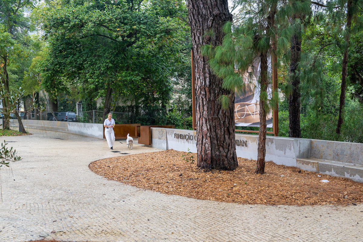 [Translate to English:] Com a inauguração do Centro de Arte Moderna Gulbenkian, e a conclusão da requalificação da Rua Marquês de Fronteira, a cidade redescobre um espaço emblemático