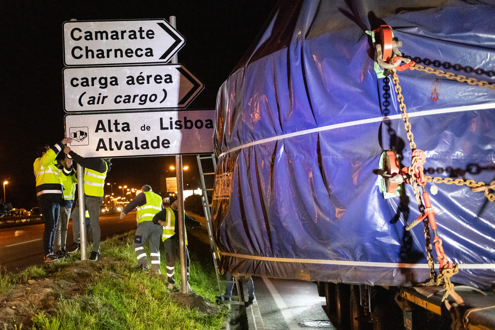 A viagem entre o Beato e o Estaleiro de Campolide foi feita durante a madrugada obrigando à retirada temporária de sinais de trânsito