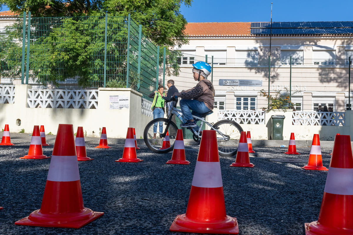 A “Manhã da Mobilidade” transformou a frente escolar num espaço pedonal e ciclável