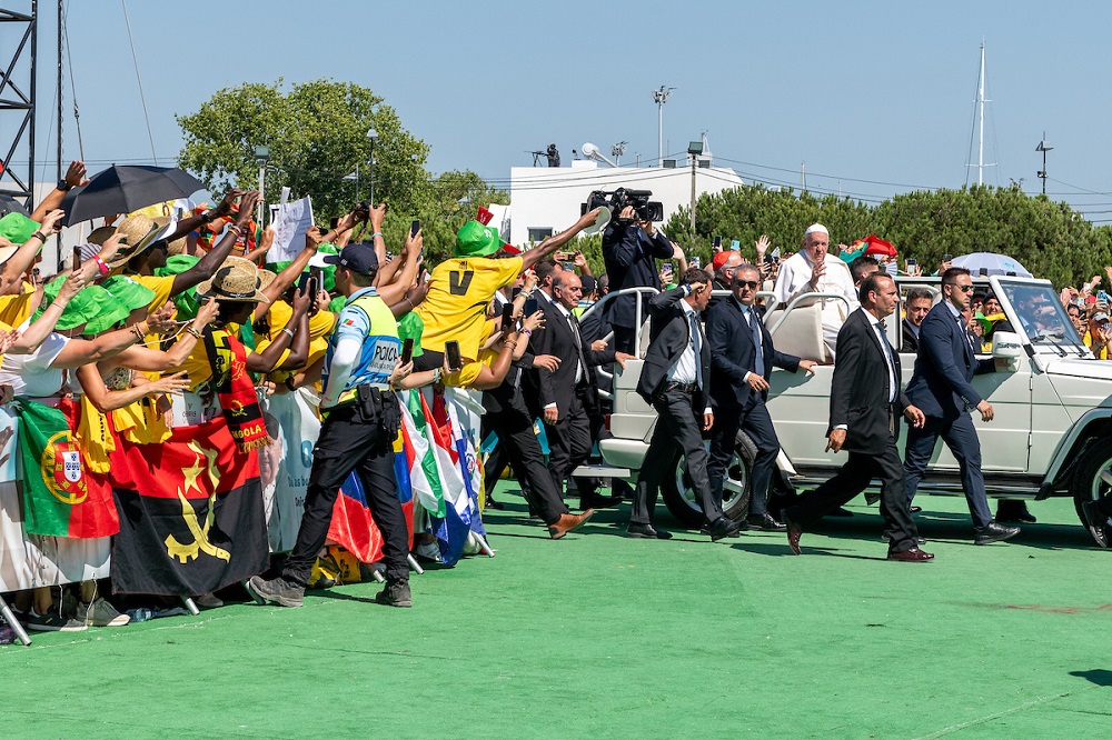 Chegada do Papa Francisco ao Passeio Marítimo de Algés no Papamóvel