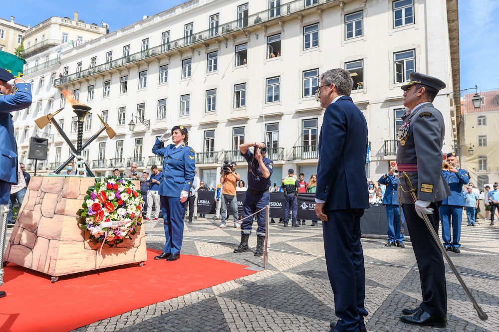 Homenagem aos bombeiros mortos em serviço, com a deposição de uma coroa de flores