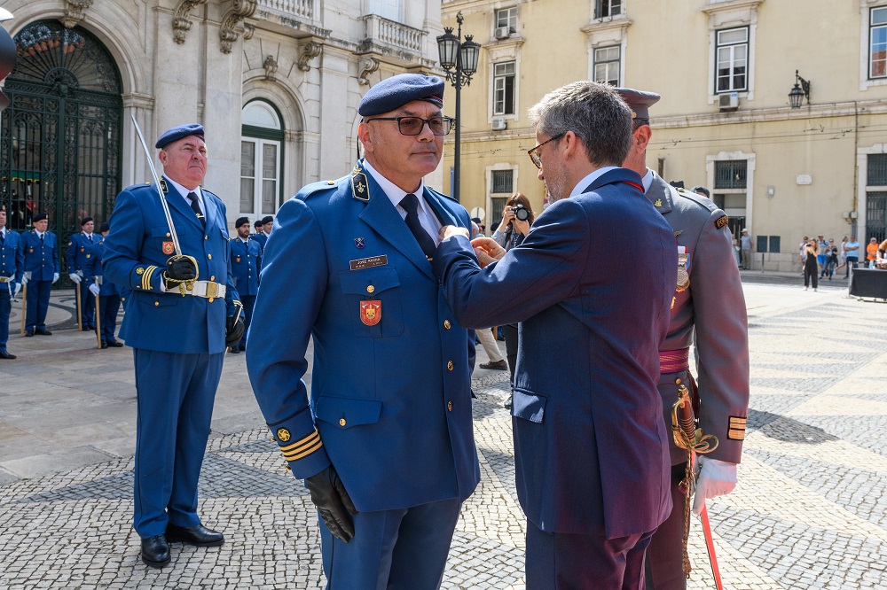 Imposição da medalha municipal de bons serviços ao chefe de 1ª classe, José Rocha