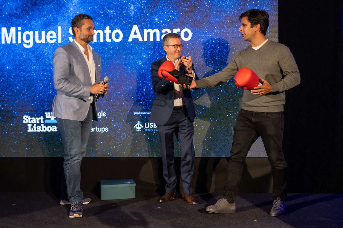 Bernardo Correia, da Google, Carlos Moedas, presidente da CML, e Miguel Santo Amaro - Troféu é simbolizado por luvas de boxe