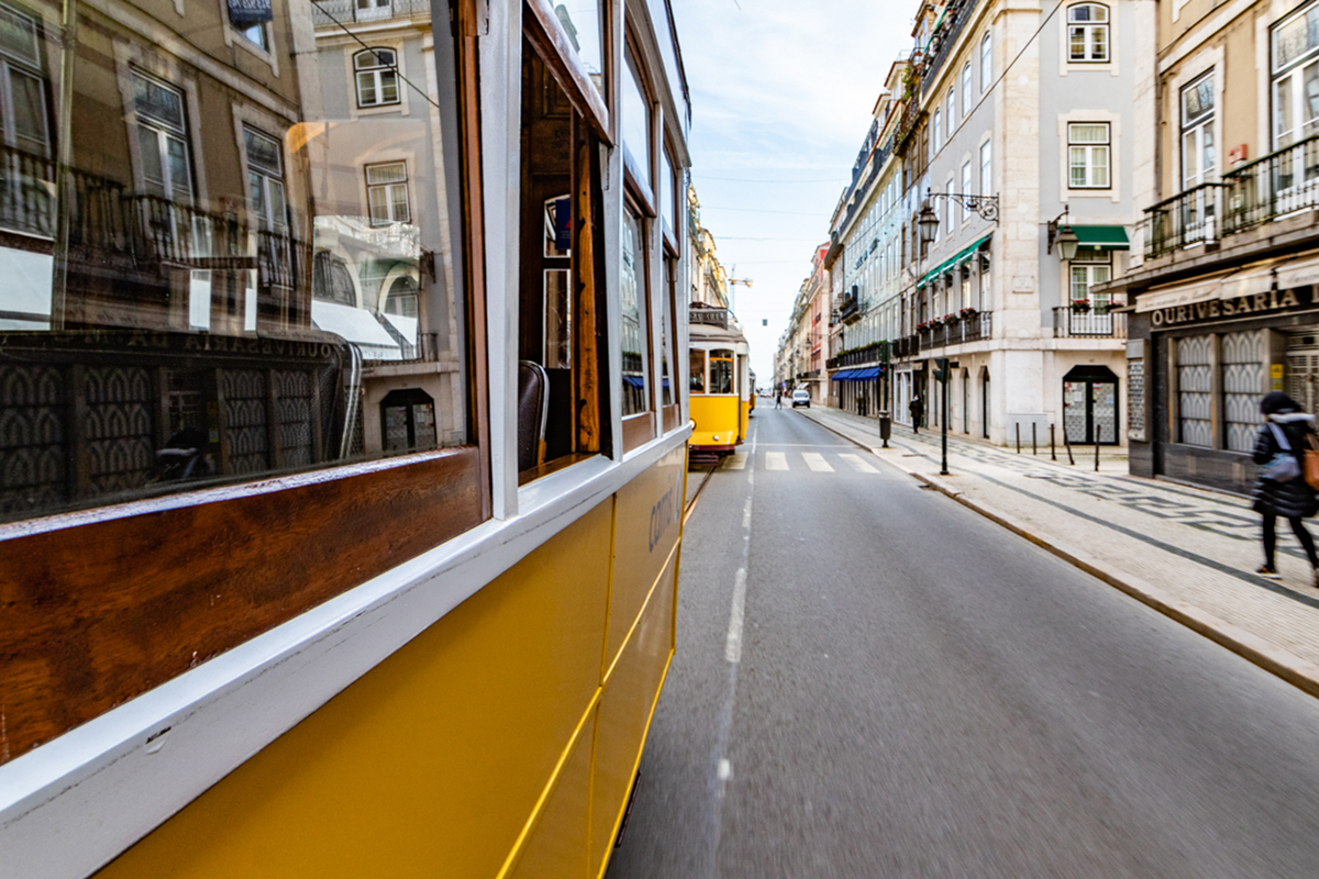 Os elétricos 15E e 25E voltam a circular na Rua da Prata