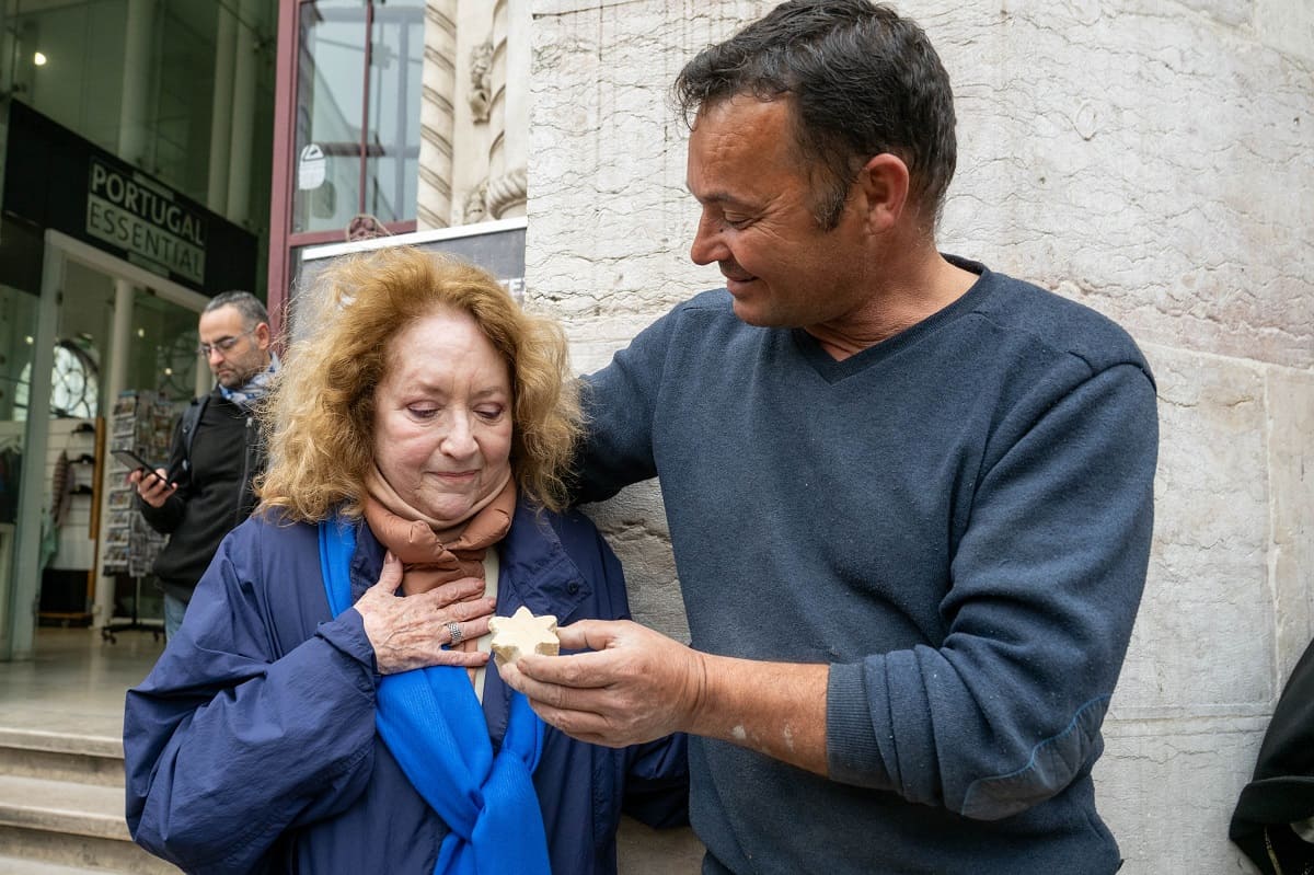 “Cookie“, filha de uma sobrevivente do holocausto, e Luís Pereira, autor da obra