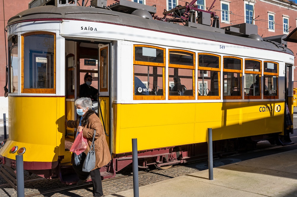 Residentes de Lisboa até 23 e mais de 65 anos terão transportes públicos gratuitos