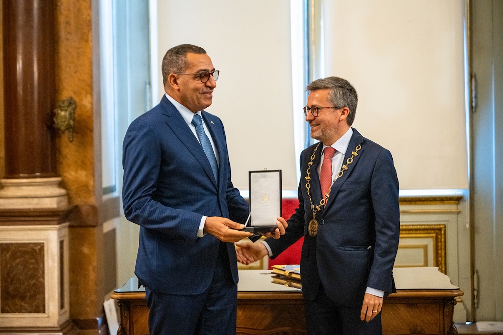 Carlos Moedas entregou a Chave de Honra da Cidade de Lisboa a Carlos Vila Nova