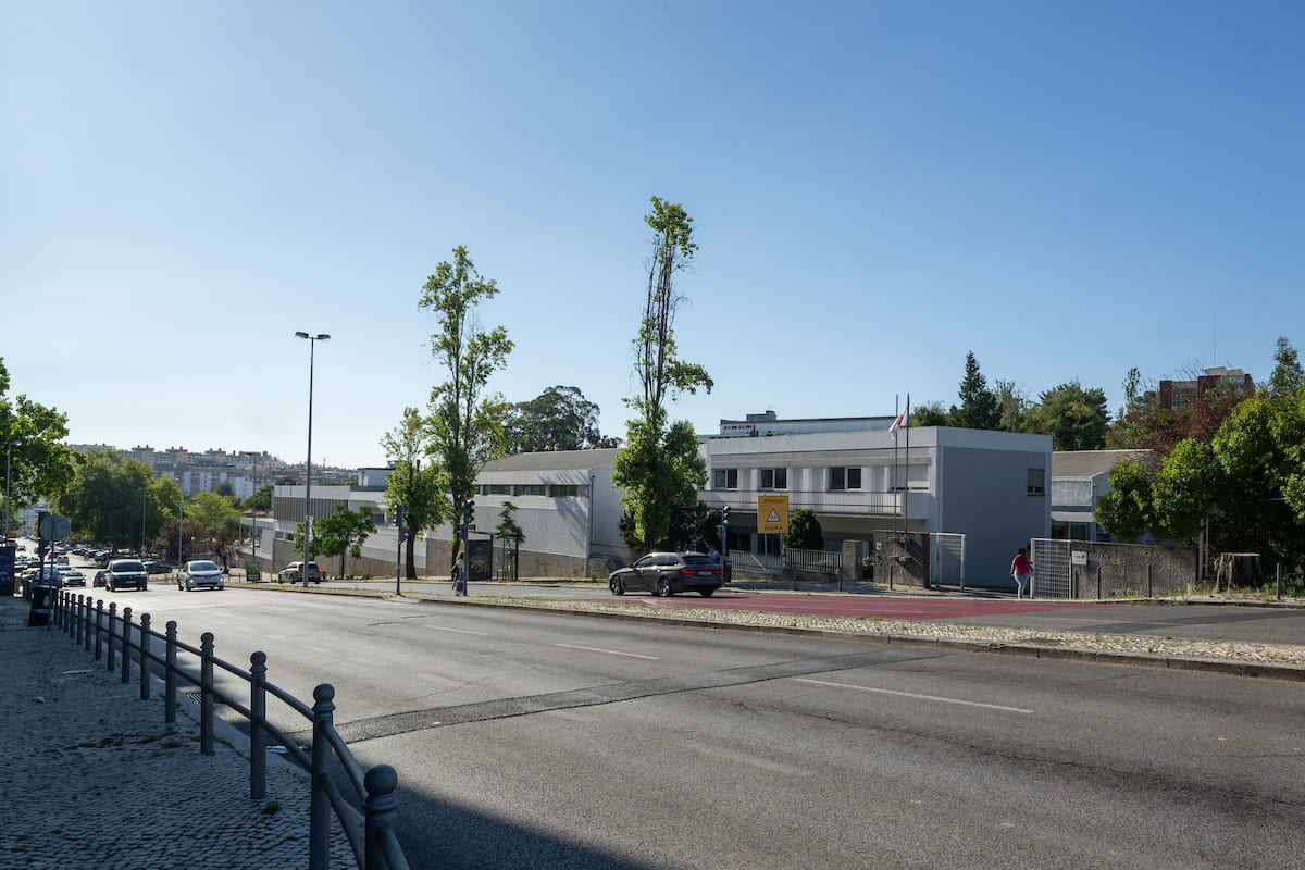 O percurso entre a Associação dos Deficientes das Forças Armadas e o Lar da Cruz Vermelha, na Avenida Rainha D. Amélia, vai ser requalificado com novo pavimento e passeios mais largos