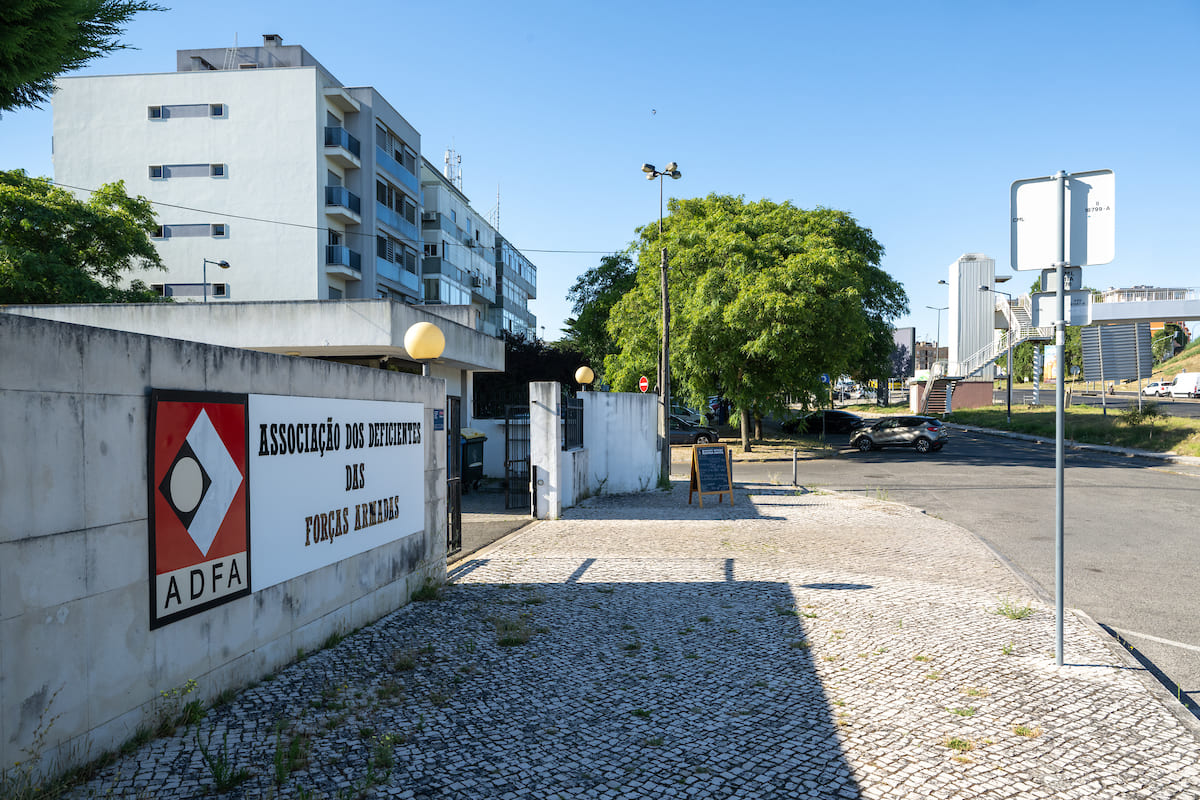 O percurso entre a Associação dos Deficientes das Forças Armadas e o Lar da Cruz Vermelha, na Avenida Rainha D. Amélia, vai ser requalificado com novo pavimento e passeios mais largos