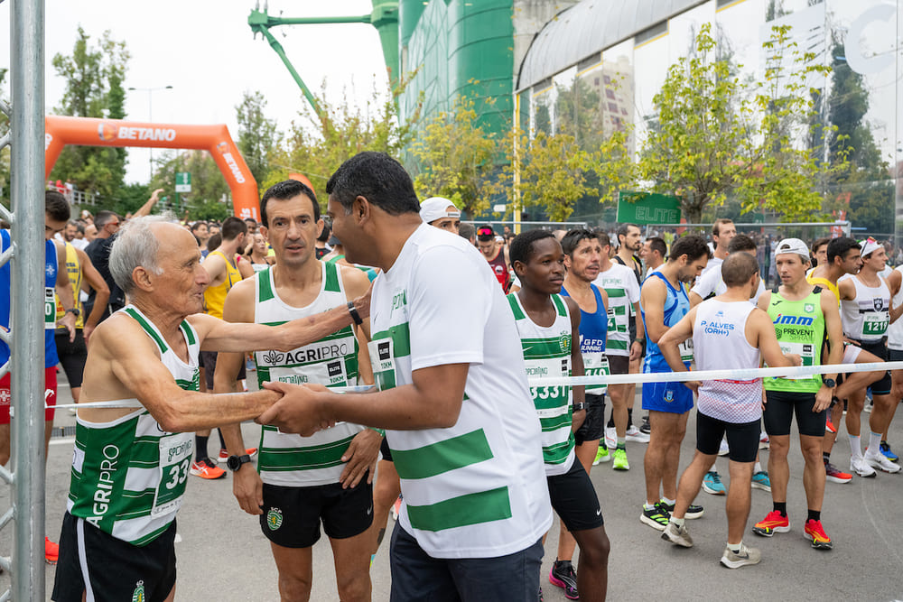 Armando Aldegalega, à esquerda na imagem, prestes a completar 86 anos, correu os 10 km em 57:49