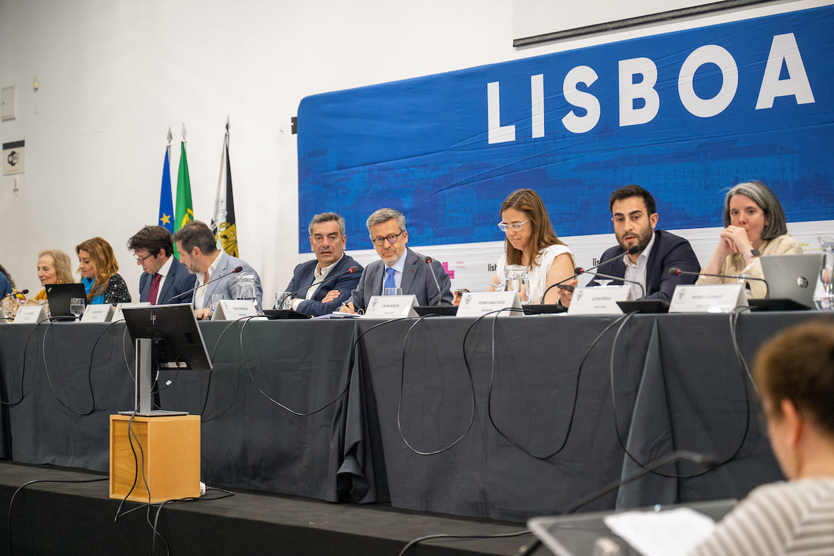 As reuniões públicas descentralizadas realizam-se mensalmente, em diferentes áreas da cidade, para audição dos munícipes