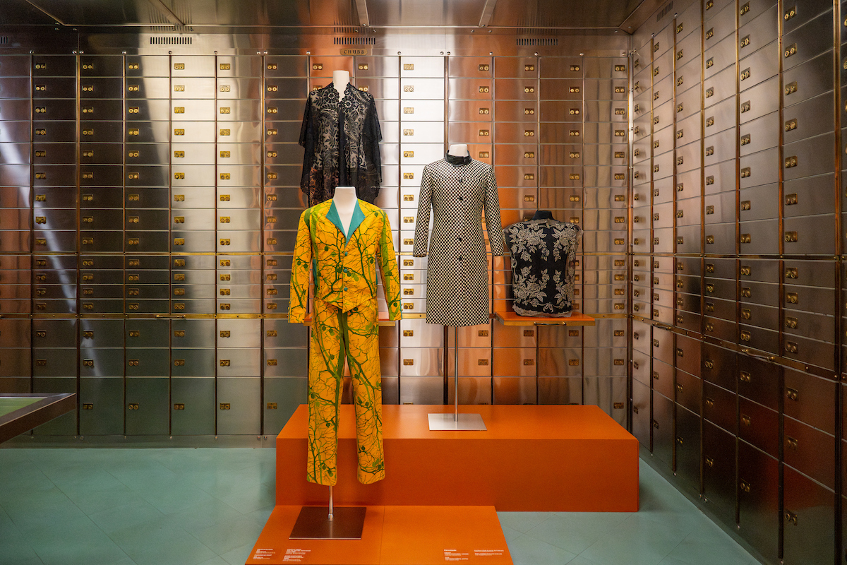 Estão também expostas algumas peças de vestuário e acessórios pessoais de António Variações