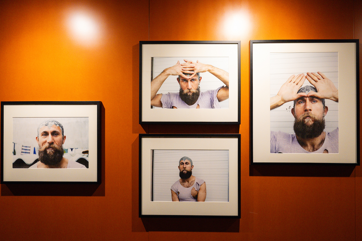 Com a curadoria de Bárbara Coutinho, foram escolhidas 85 fotografias de um conjunto com cerca de 300 captadas entre 1981 e 1983