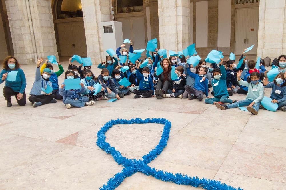 Alunos da EB Maria Barroso formam um laço humano para assinalar o Mês Internacional de Prevenção nos Maus-Tratos na Infância Alunos da EB Maria Barroso formam um laço humano para assinalar o Mês Internacional de Prevenção nos Maus-Tratos na Infância