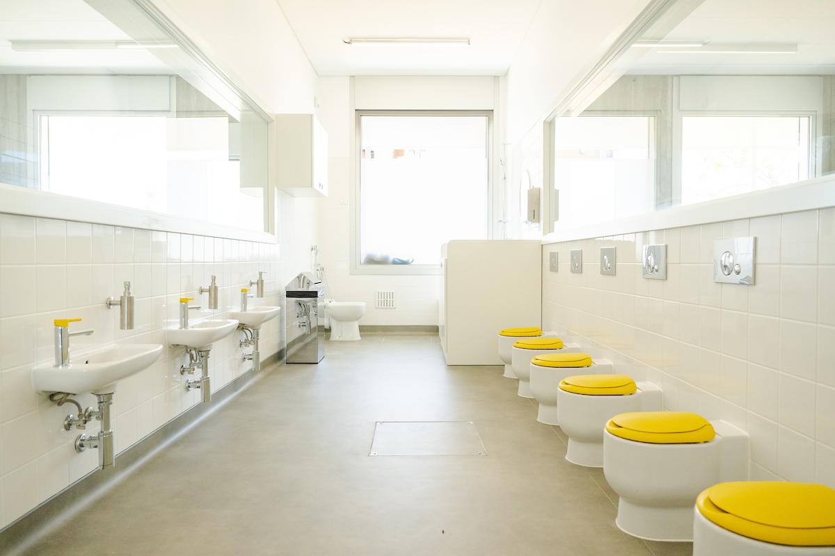 O espaço foi desenhado com especial atenção à luz natural e ventilação, com acesso direto ao exterior através de zonas cobertas